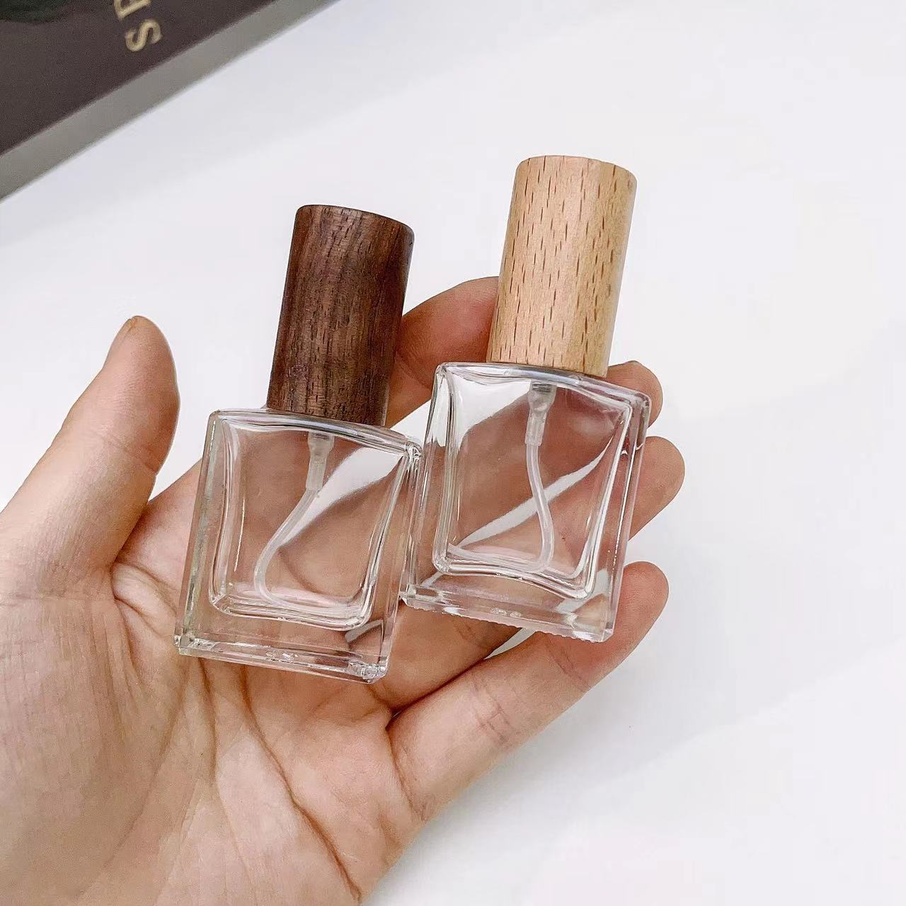 Oud Perfume Spray - ガラスフレグランススプレー,ポータブル,正方形,詰め替え可能,木製キャップ付き,空の香水噴霧器,10ml
