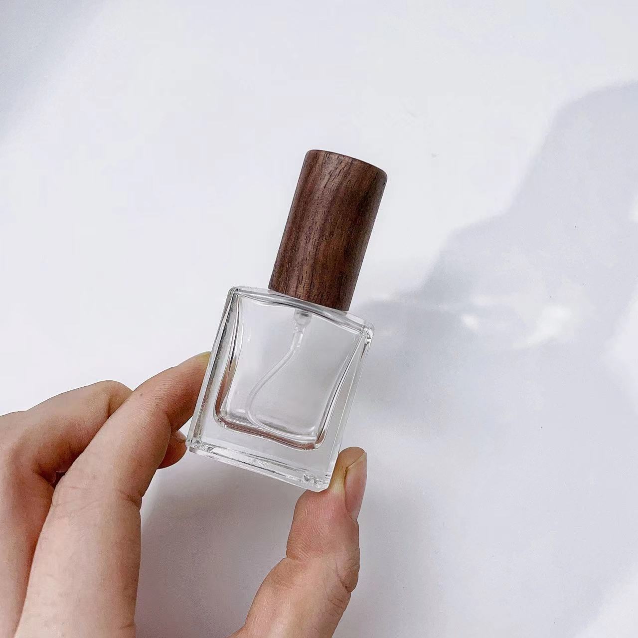 ガラスフレグランススプレー,ポータブル,正方形,詰め替え可能 - Oud Perfume Spray のレビューと価格