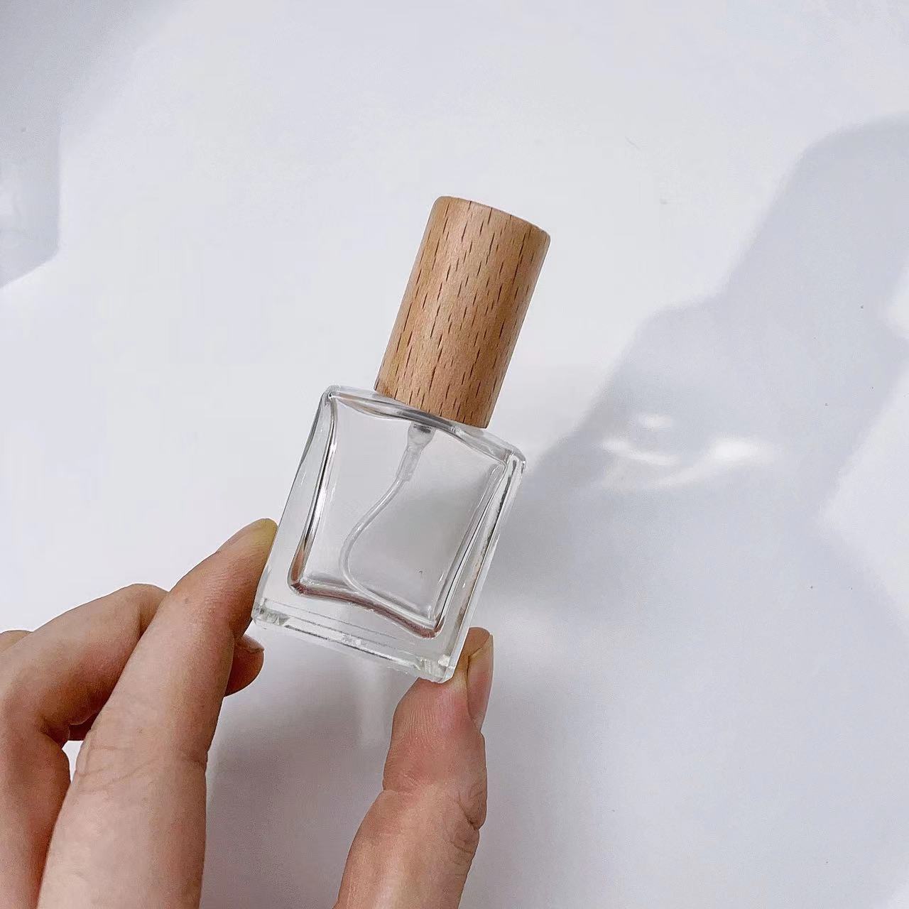 ガラスフレグランススプレー,ポータブル,正方形,詰め替え可能 - Oud Perfume Spray のレビューと価格